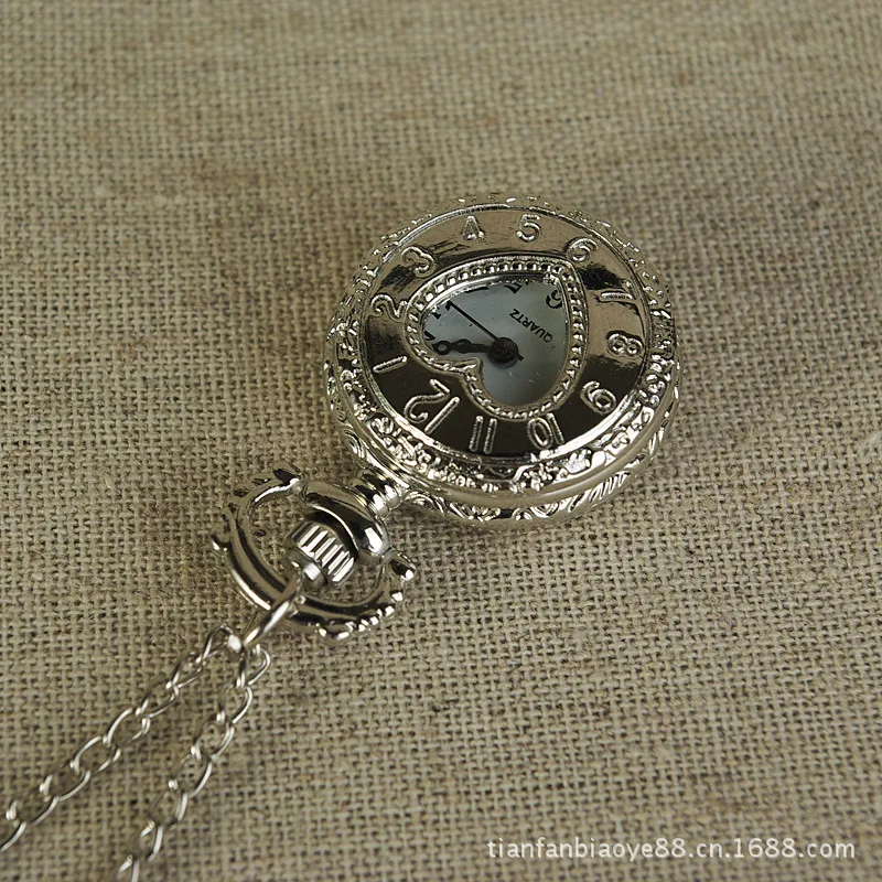 Reloj de cuarzo con corazón plateado para mujer, diseño grabado de dígitos árabes, regalo para damas, reloj Fob, exquisito Mini reloj de bolsillo