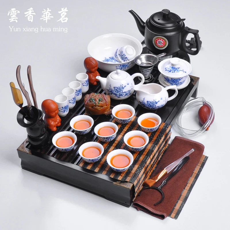 The blue and white porcelain of Kung Fu tea set ceramic teapot tea tray wood tea set table