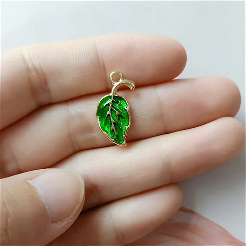 Boucles d'oreilles ras du cou en alliage or vert, 10 pièces/lot, pendentif créatif, feuille verte, boutons, ornements de bijoux, accessoires de bijoux faits à la main