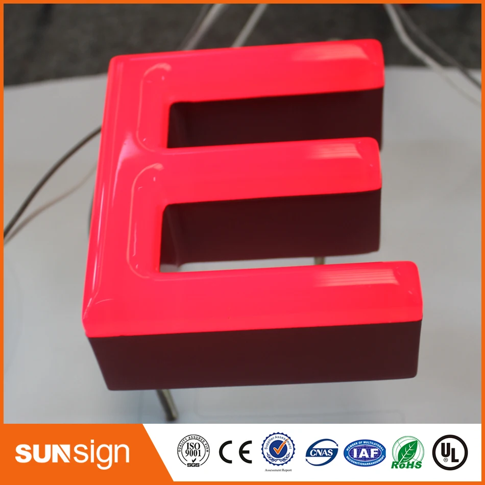 Canais e letras pintadas de frontlit