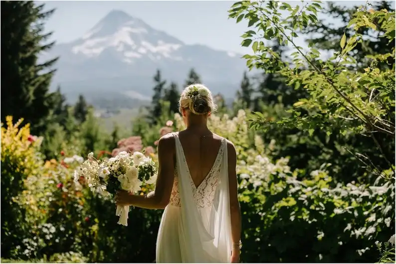 Capa de noiva de chiffon com ombro e véu de casamento