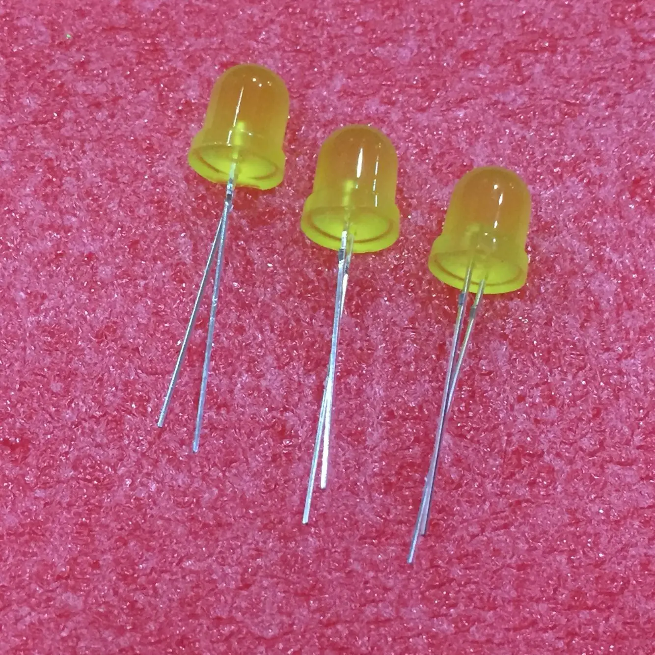 

50pcs 8mm LED Light Yellow Diffused Diode Round DIP 20mA 2V Through Hole Light Emitting Diode LED Lamp Electronics Components