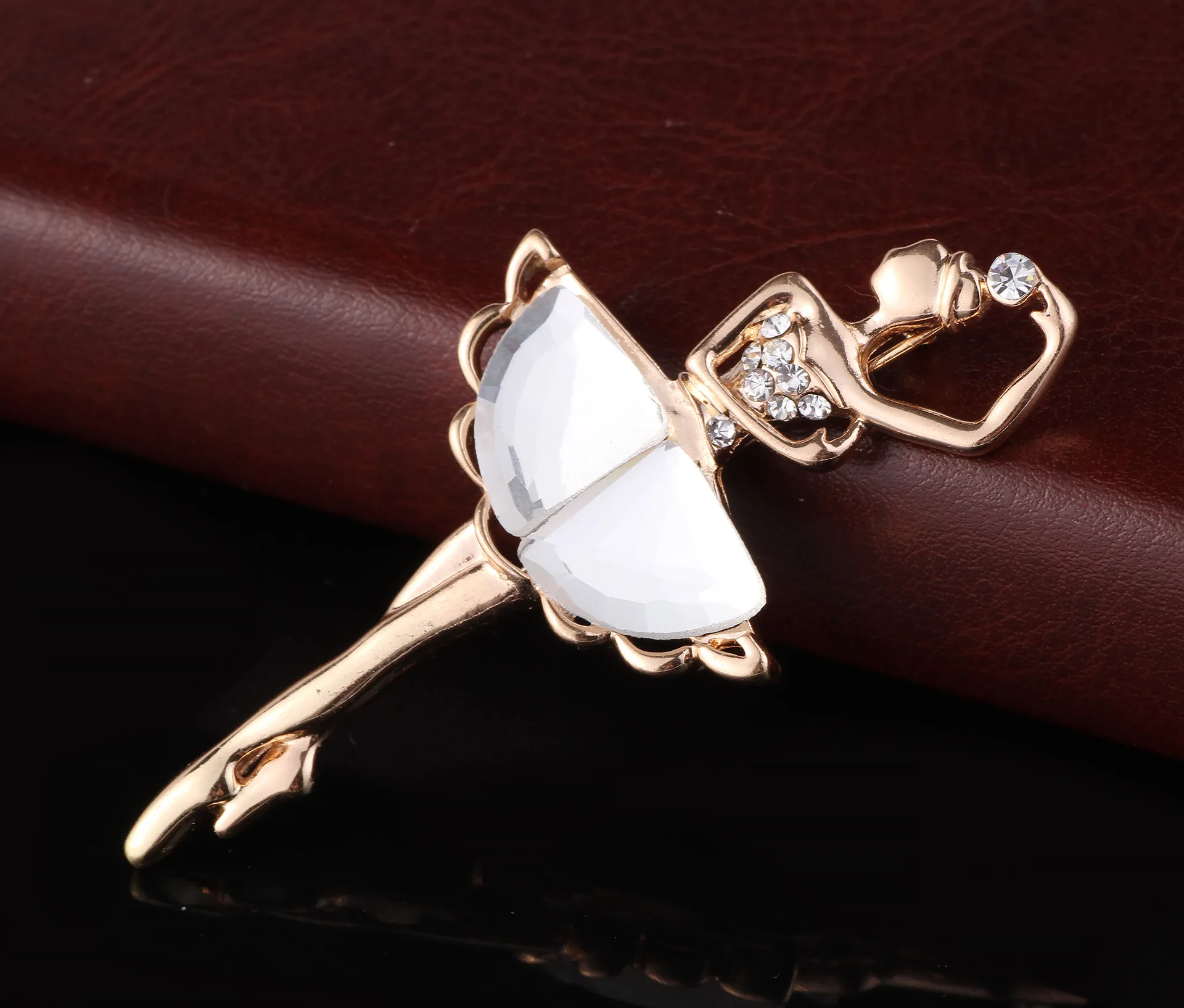 Korean version of the high-end jewelry wholesale fashion crystal glass ballet girl brooch children crocodile jewelry H1116