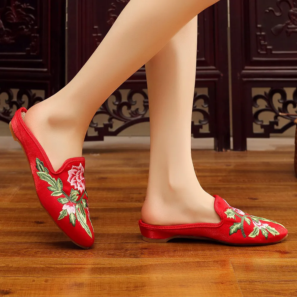 Veowalk Flowers Embroidered Women Flannel Cotton Mules Slippers Close Pointed Toe All Season Leisure Ladies Comfort Flat Shoes