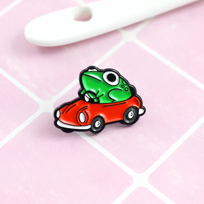 Broche esmaltado de carro a gás vermelho sapo, broche com emblema de desenho animado, camiseta jeans, mochila, presentes de personalidade para crianças