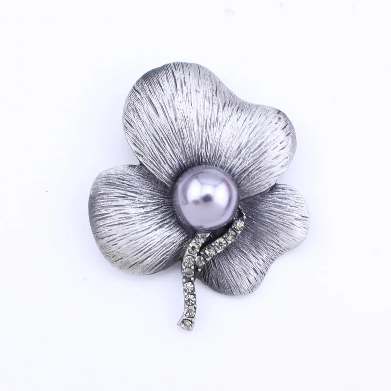 New Charming Brooch Pin Fashion Woman Gray Pearl Antique Rhinestone Flower Black Tone 3 Leaves Tin Brooch Pin Item NO.: BH7948