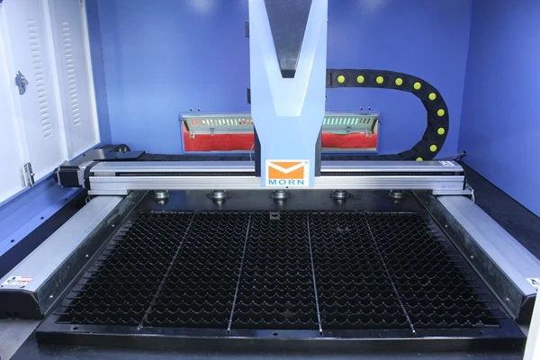 750W 6090 all cover enclosed mini fiber laser cutting machine for all metal