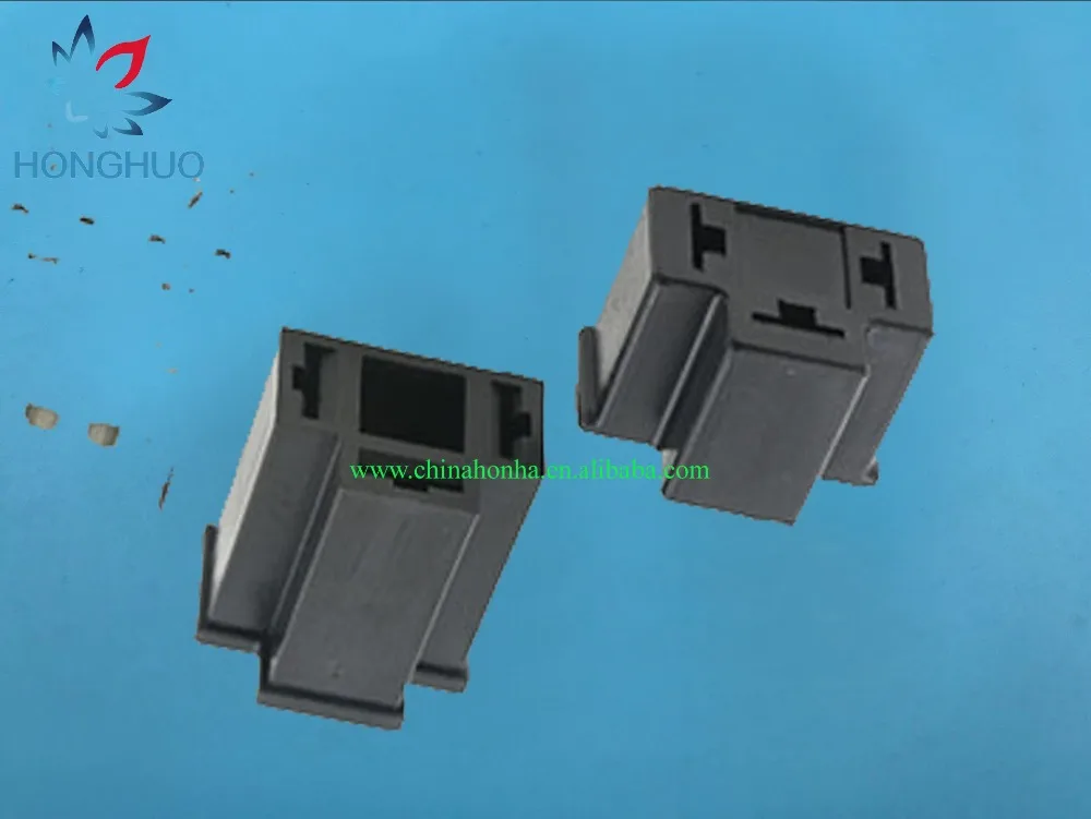 

Free Shipping 20 pcs 3 Pin H4 Auto Connector Holder Plug 7.8mm Lamp Plug Bulb Socket DJ7033-7.8-11/21