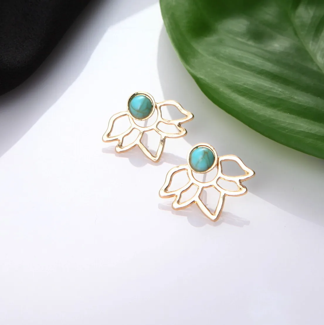 New Personality Unique Retro Green Stone Lotus Petal Hollow Leaf Earrings Boucle D\'oreille Femme 2017 Earrings For Women Brincos