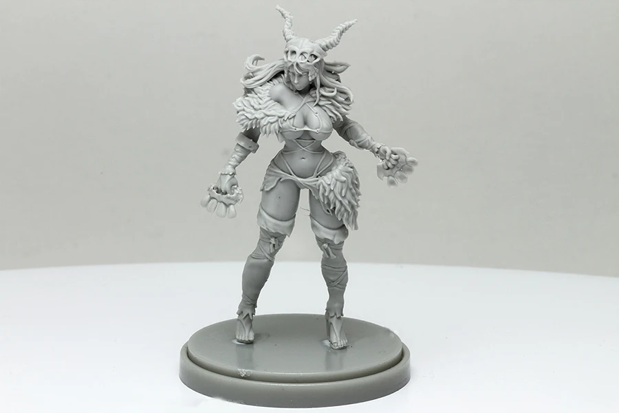 

Resin kit 28223 Pinup Primal Huntress