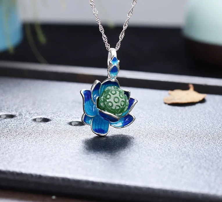 

Vera Polaroid S925 Silver Retro Mosaic Hotan Jade Cloisonne Blue Enamel Lotus Lotus Peng Female Pendant Wholesale