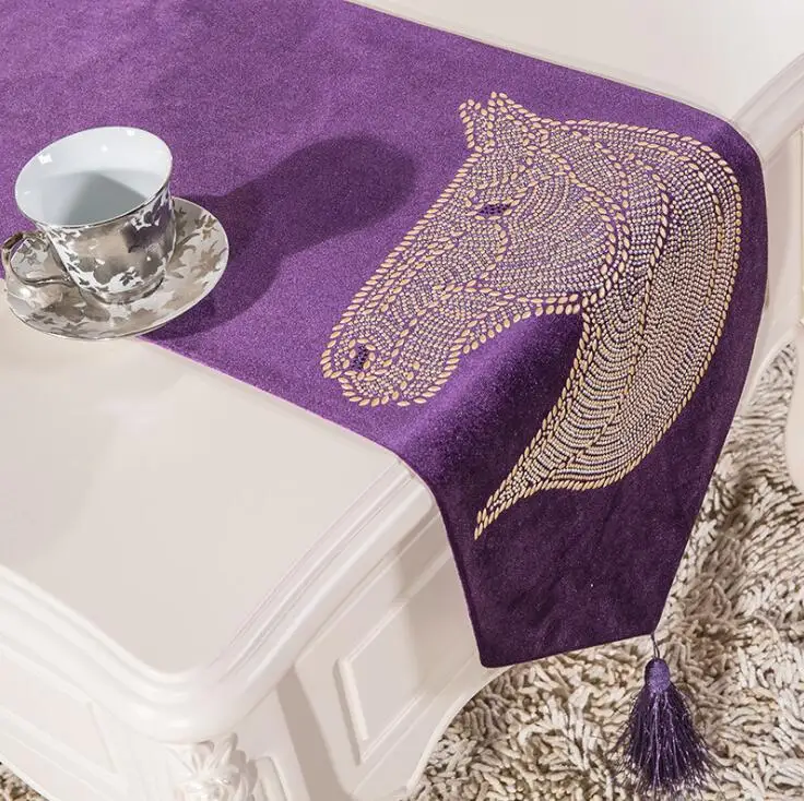 

Европейская роскошная дорожка для стола с кисточкой. Простой стиль. Вышивка в виде головы лошади. Легко чистится. Нескользящая дорожка для кровати.