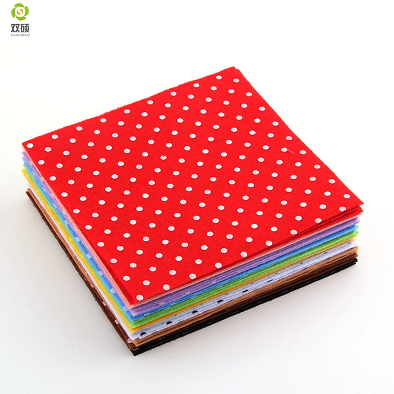 Drukuj Polka Dot filc poliestrowy tkaniny DIY Handmade szycia materiał do dekoracji wnętrz grubość 1mm Mix 10 kolorów 15x15cm N-10S2