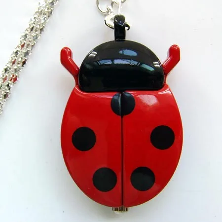 Cena hurtowa 10 sztuk/partia czerwony biedronka Beetle naszyjnik wisiorek kieszonkowy zegarek kwarcowy łańcuch baterii w zestawie prezent GL02RT