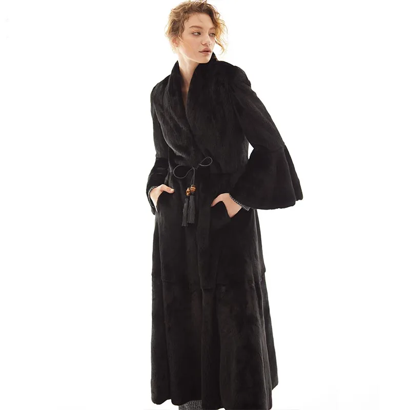 เสื้อโค้ทขนมิงค์สำหรับผู้หญิง แบรนด์ Ftangaiur รุ่น Winter คอวี ทรงเข้ารูป กระชับเอว  ขนแท้ ขนาดกลาง