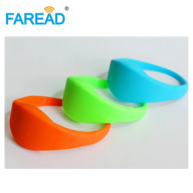 100 peças frete grátis 125khz chip t5577 pulseira rfid cartão de identificação pulseira de silicone para supermercado parque temático de diversões