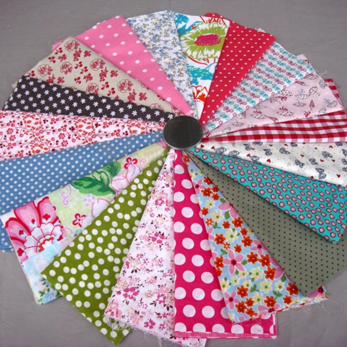 100pcs New Floral Cotton Fabric Bundle Patchwork Scraps Quilting Sewing 12*10cm