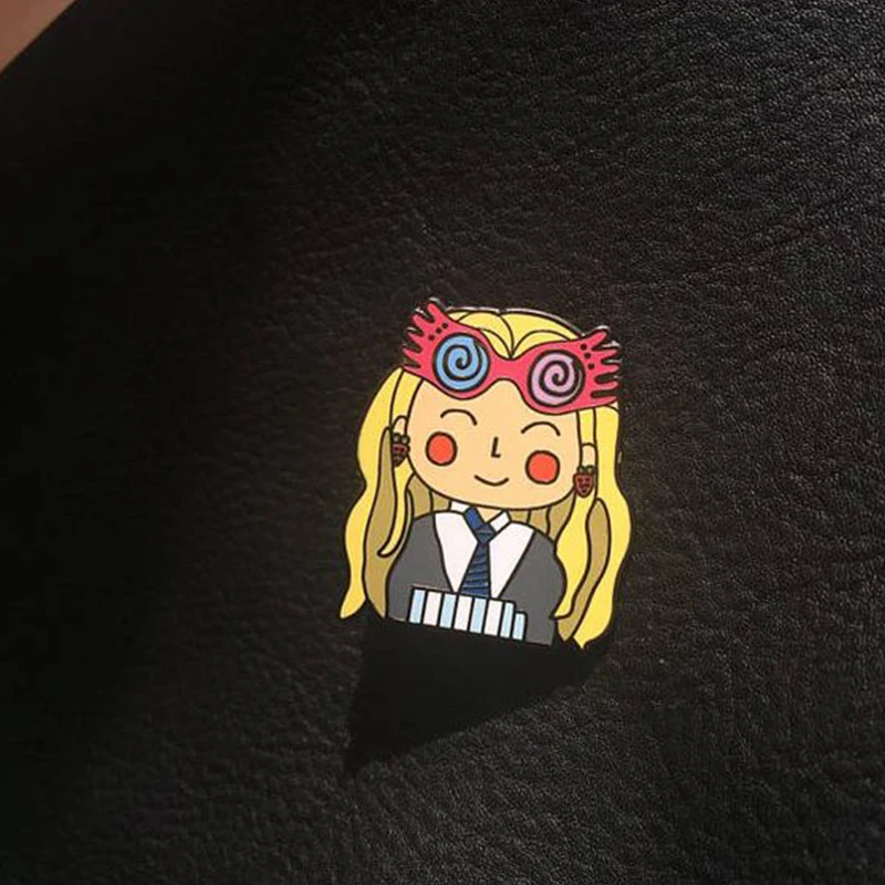 Broche esmaltado luna lovewell