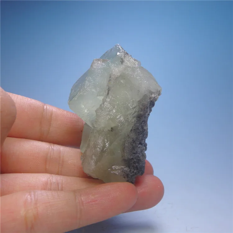 Gifts Hunan natural fluorite stone fort on a transparent mineral teaching specimen collection and processing raw stone-free