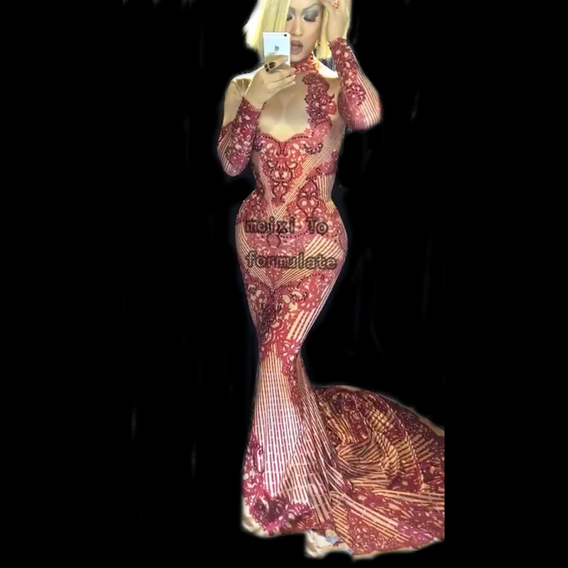 

The sexy, luxurious red rhinestone evening gown, a nightclub concert singer, performed in costume