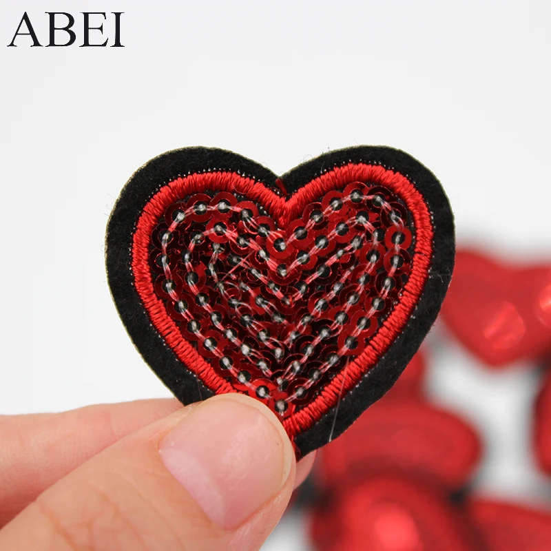 10 pçs/lote Iron on Patches Lantejoulas Adesivos Pequeno e Encantador Vermelho Do Amor Do Coração Camisola Sapatos Appliqued Costume Enfeite