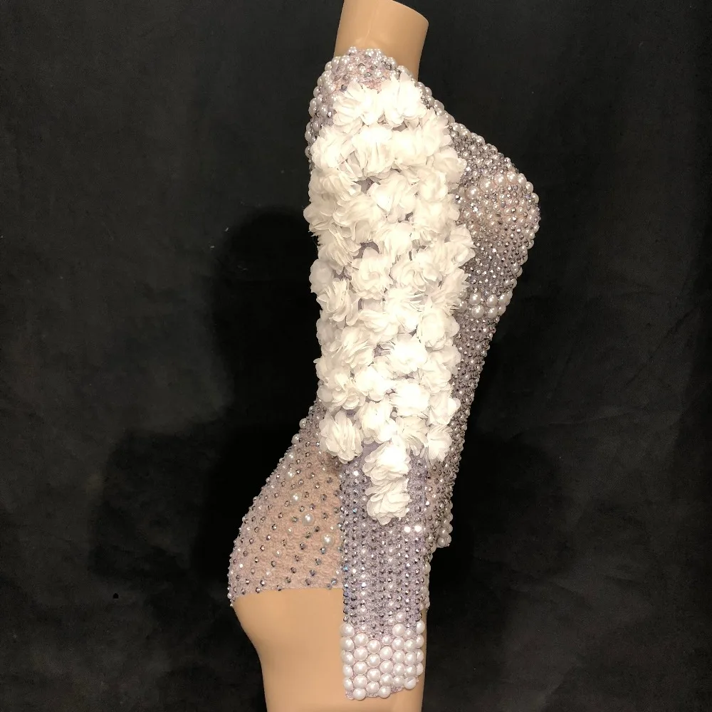 Neuer Damen-Body mit glitzernden Strasssteinen und Perlen, weiße Blumen, Geburtstag, Feiern, Bühne, Sängerin, Tanz, DJ, DS, Show, Nachtclub-Trikot