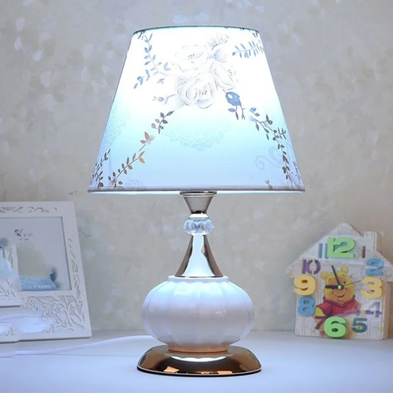 

European Modern Minimalist Table Lamp Bedroom Bedside Lamp Ceramic Cloth Decorative Table Lamp Home Deco Designer Light Fixtures