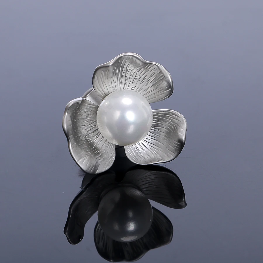 Quality Pearl Clover Collar Lapel Pin Brooches Metallic Silver Color Flower Badge Pins Ornament Jewelry Accessories for Women