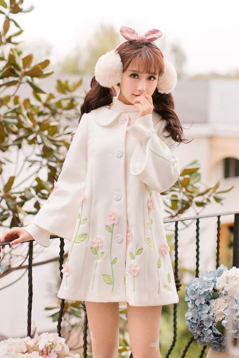 

Princess sweet lolita woolen coat Long wool coat and candy sweet rain thin woolen coat lapel embroidery Warm girl wind C22CD6192