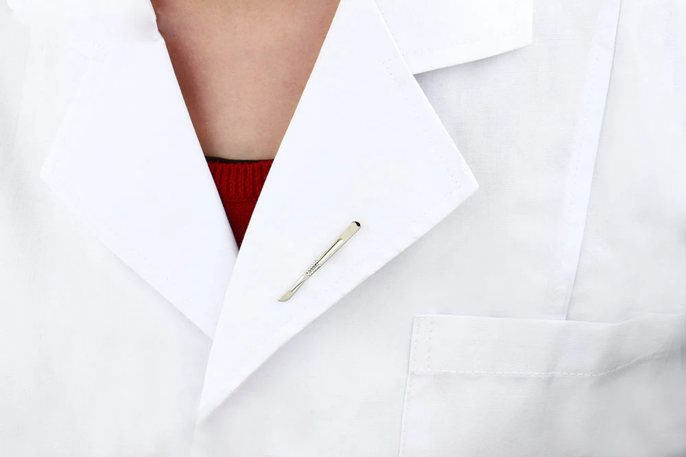 Hanreshe Fashion Silver Color Scalpel Pin Brooch Women The Doctor Knife Jewelry Gift Surgeon/Nurse Medical/Chemistry Pin Jewelry