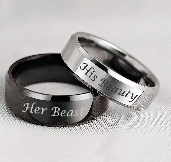 Um conjunto de dois anéis de casal de aço inoxidável Sua Beleza e Sua Besta