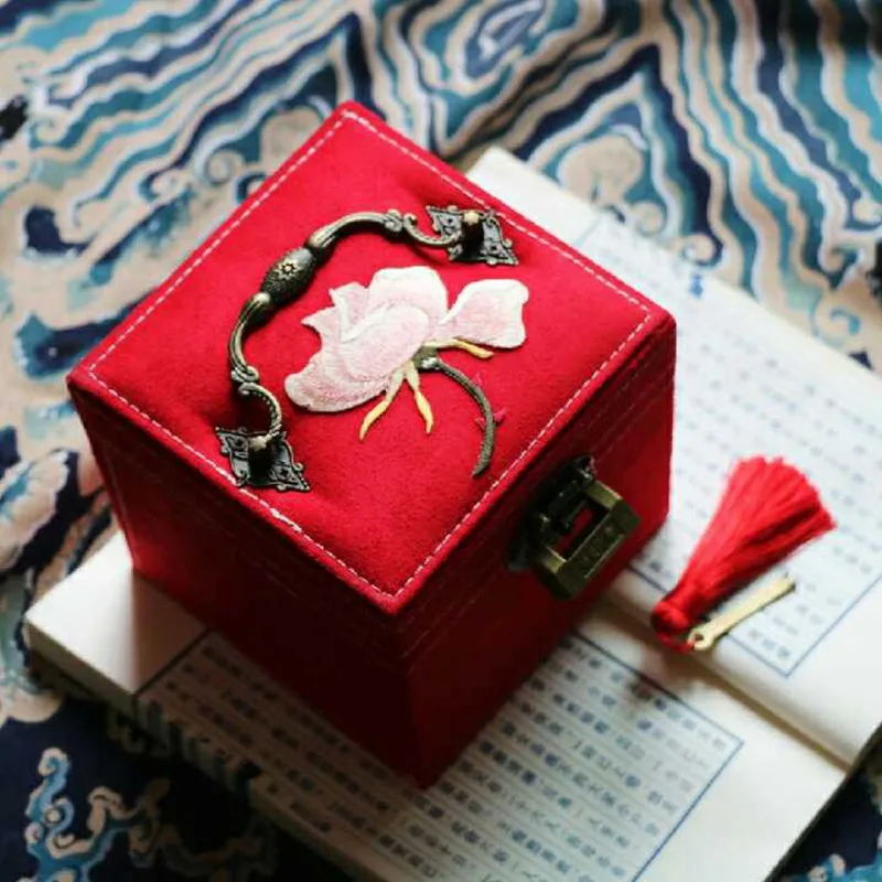 

Chinese Style Vintage Velvet Jewelry Box Embroidered Flowers Pattern Metal Handle Packaging Fashion Earring Necklace Storage Box