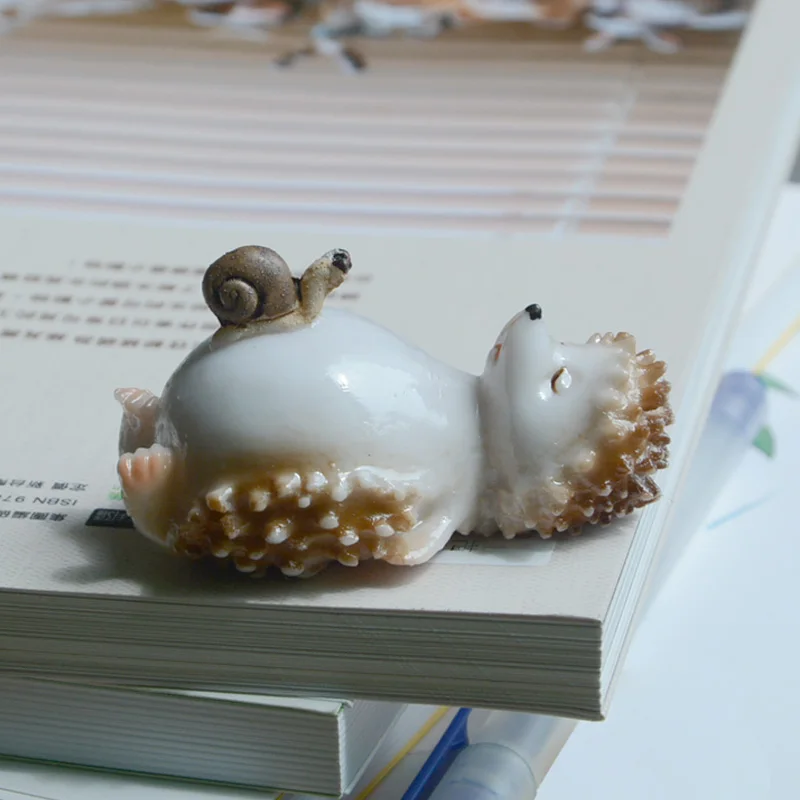 Resin Cute Little Hedgehog Refrigerator Stickers Home Living Room Figurines Crafts Hotel Office Desktop Furnishing Decoration