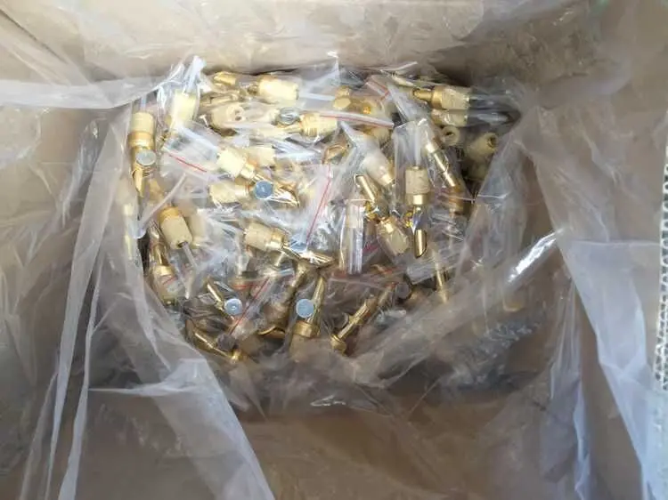 

Patent Item FREE SHIPPING 25pcs/Lot High Quality Delicacy Gold Color Liquor Spout Wine Pourer Cork Bottle Pourer