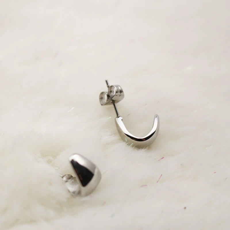 Single Fashion CC Stud Earrings For Men Women Unisex Stainless Steel Cute Moon Stud Earrings New Arrival