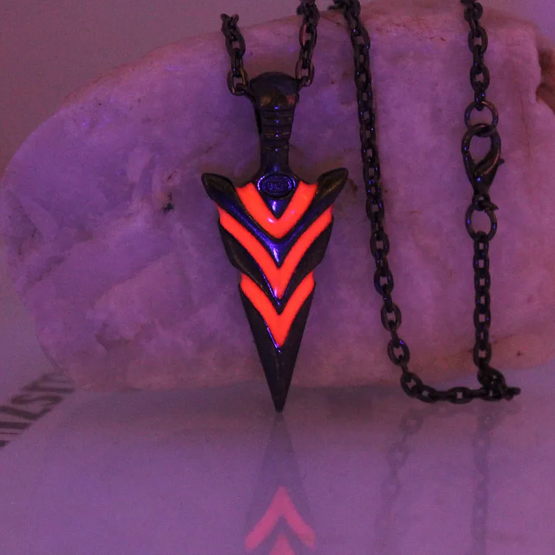 

Green Arrow necklace Glowing necklace Punk Spartacus spear lance Pendants Necklaces GLOW in the DARK amulet men women boy gift