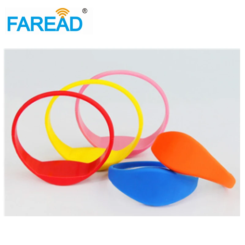 100 peças frete grátis 125khz chip t5577 pulseira rfid cartão de identificação pulseira de silicone para supermercado parque temático de diversões