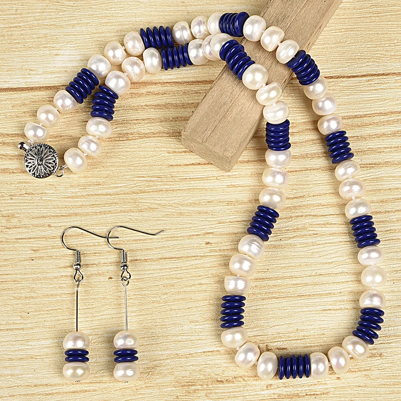 A round blue-and-white jewel  Pearl or Resin necklace and Combination of two shapes and colors