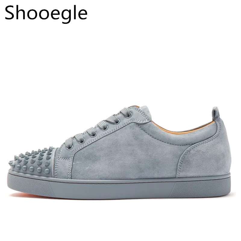 

Grey Suede Men Casual Shoes Rivet Stud Flat Low Top Spike Outdoor Sneakers Lace up Men Runway Chaussures Hommes