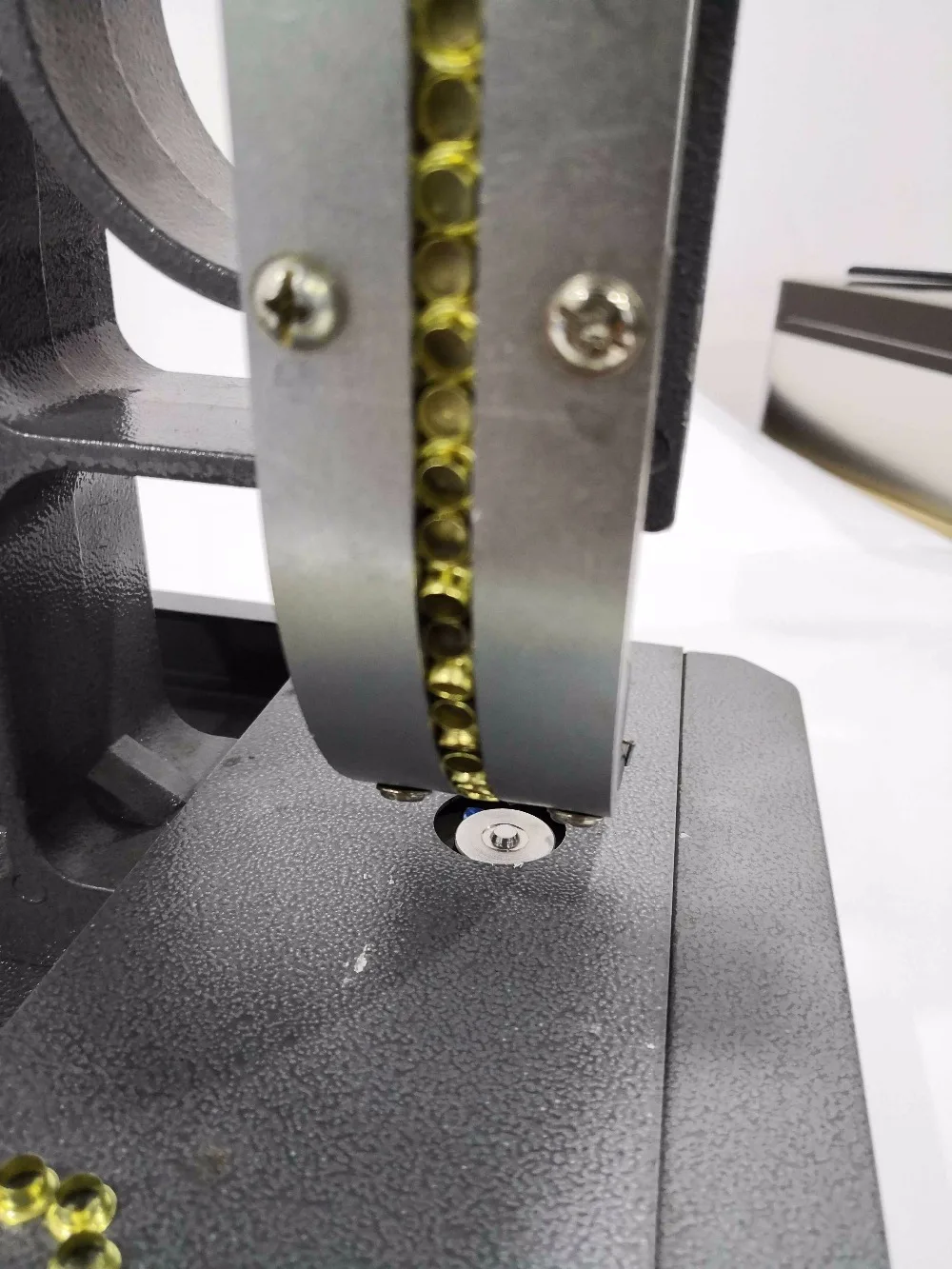 pressa per occhielli semiautomatica per materiali pubblicitari