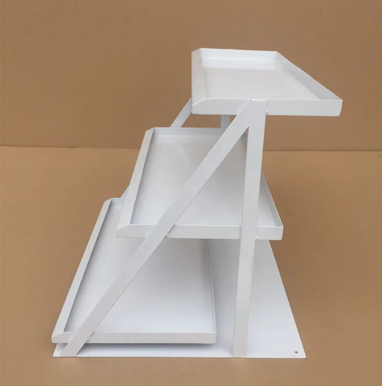 Table d'eau trois couches. Gomme étagères. Rouge à lèvres