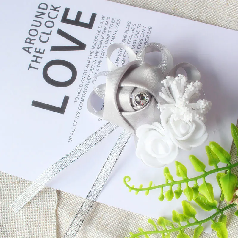 YO CHO Seidenrosen, weiße Handgelenk-Corsage, Handgelenkblumen für Brautjungfern, Blumenarmband, rosa, blau, Brautschwestern, Hochzeitsaccessoires – Detail 14
