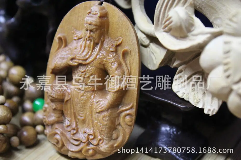 Laoshan sandalwood Australian hand pieces of Guan Gong fine carving car pendant talisman Home Furnishing ornaments