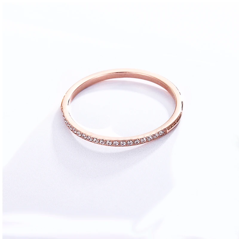 Anillo de circón de mano de obra fina de 1,5mm de ancho para mujer, joyería de acero de titanio de alta calidad, regalos para amantes, anillo de boda, venta al por mayor