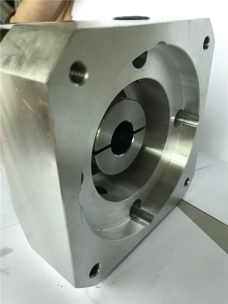 Riduttore epicicloidale economico da 8 arcmin da 15:1 a 100:1 per albero di ingresso servomotore CA da 130 mm 24 mm