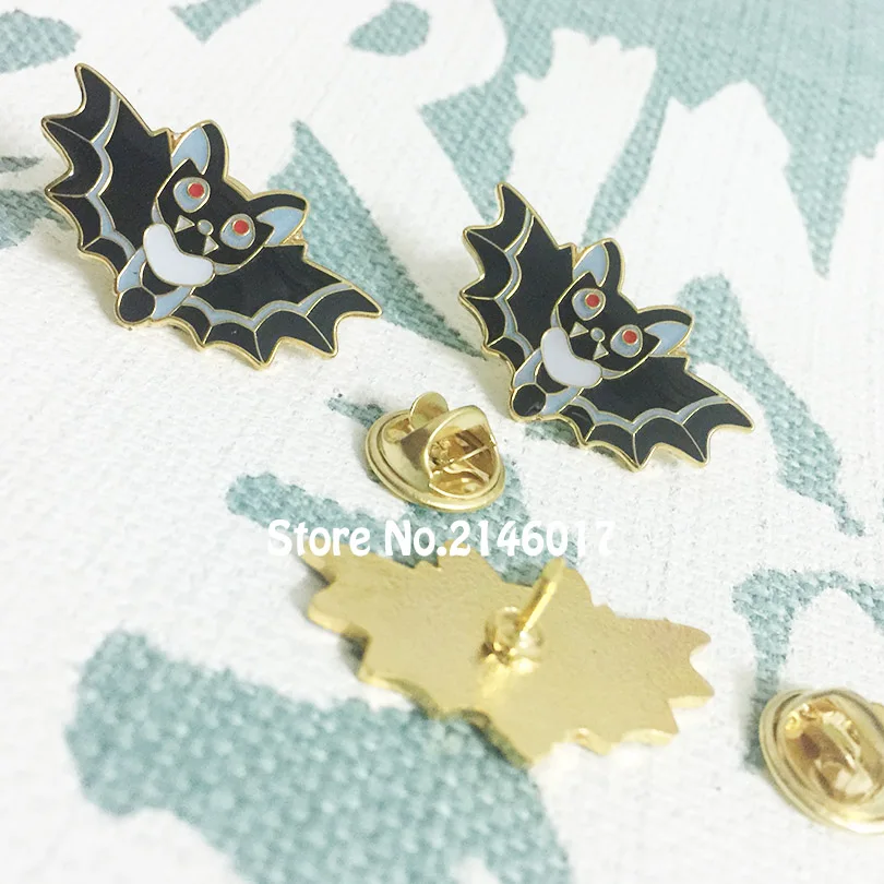 Quality Halloween Enamel Bat Pins Cute Vampire Badge Kawaii Spooky Brooch Jewelry Spoops 30mm Length Black Bats Lapel Pin