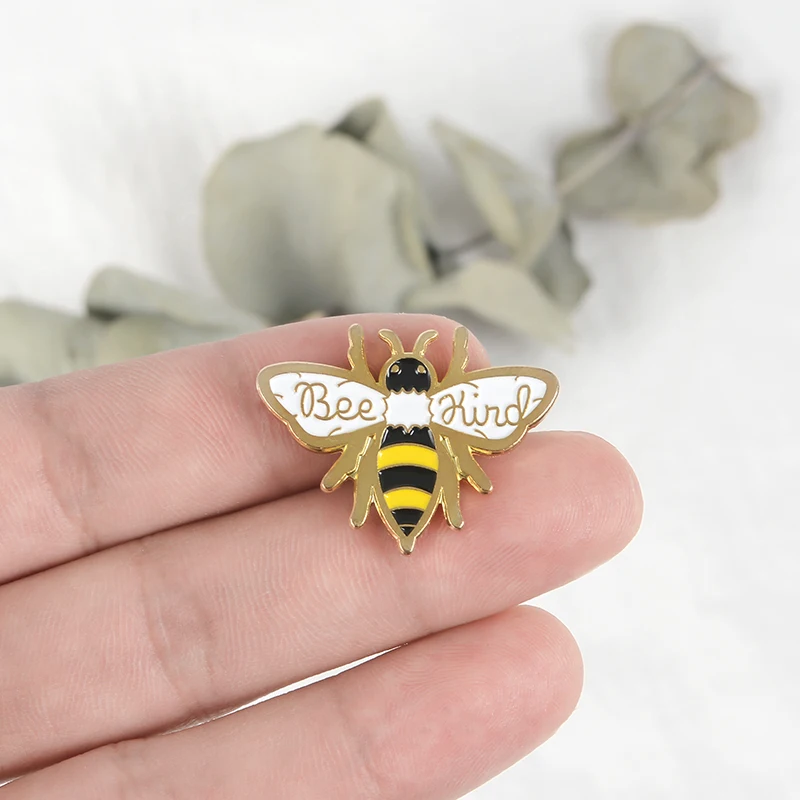 Broches en forme d’abeille dorée Le bijou tendance pour sublimer vos looks quotidiens