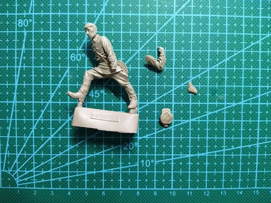 Unpainted Kit 1/35  SOVIET OFFICER  wood base not include  figure Historical  Figure Resin  Kit Free Shipping