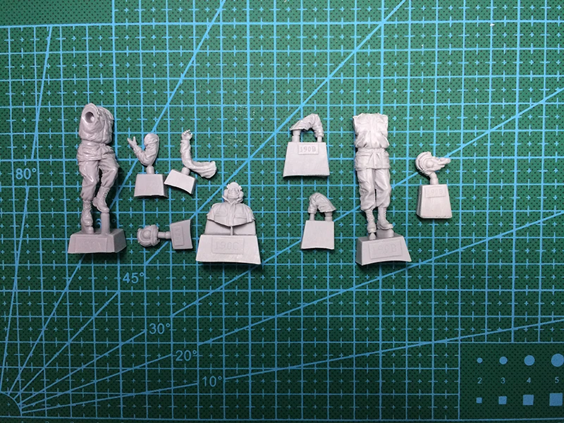 Unpainted Kit  1/ 35  Modern Russian tank crew. Two figures and one bust  figure Historical  Figure Resin  Kit