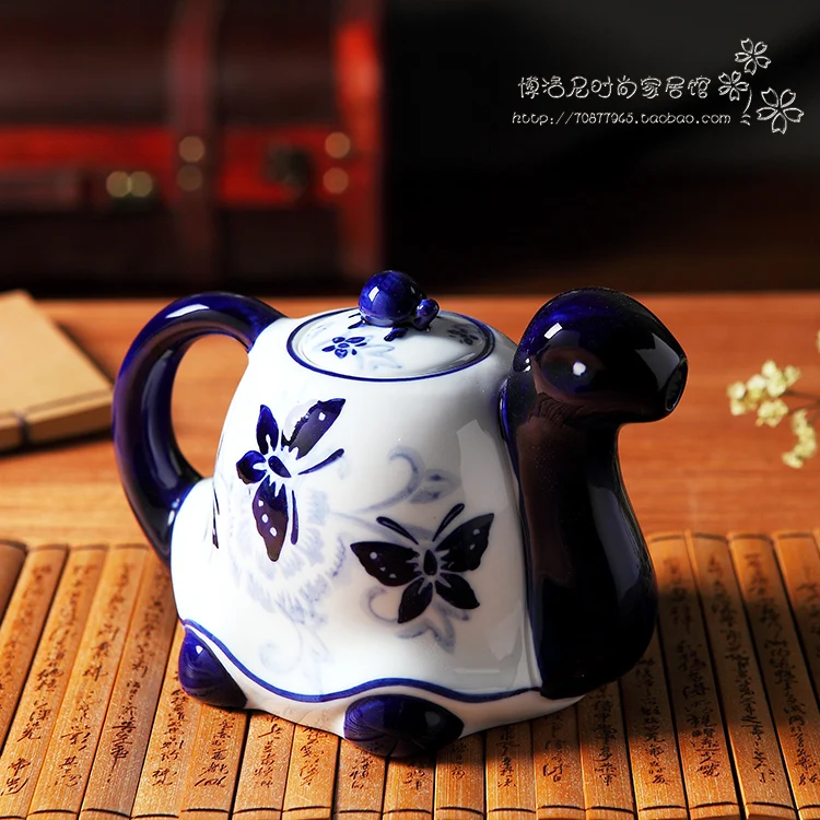 Blue and white tea kettleporcelain geomancy tortoise Southeast Asian wind decoration  cold water kettle classical furnitur